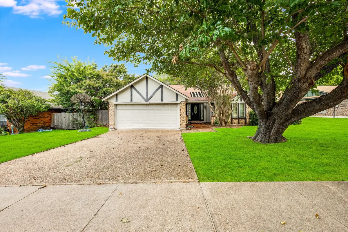 105 Lakeway Drive, Benbrook, TX 76126 - Image #1