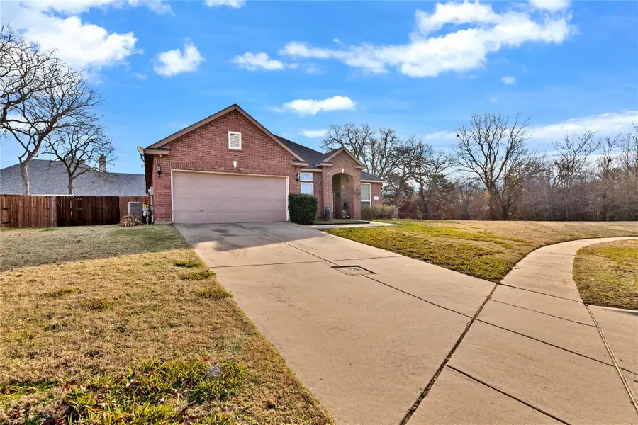 403 Lochwood Circle, Lake Dallas, TX 75065 - Image #3