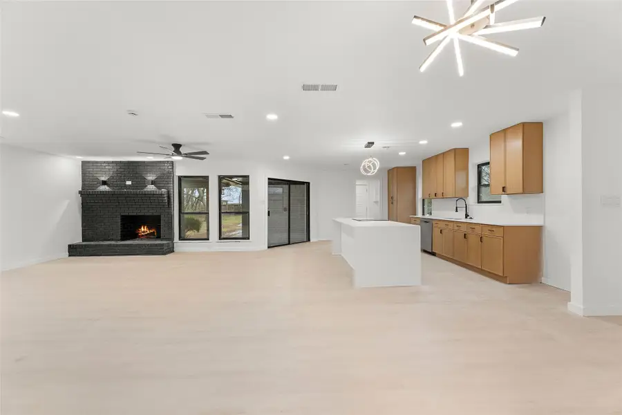 328 E Pleasant Run Road, Desoto, TX 75115 - Image #2