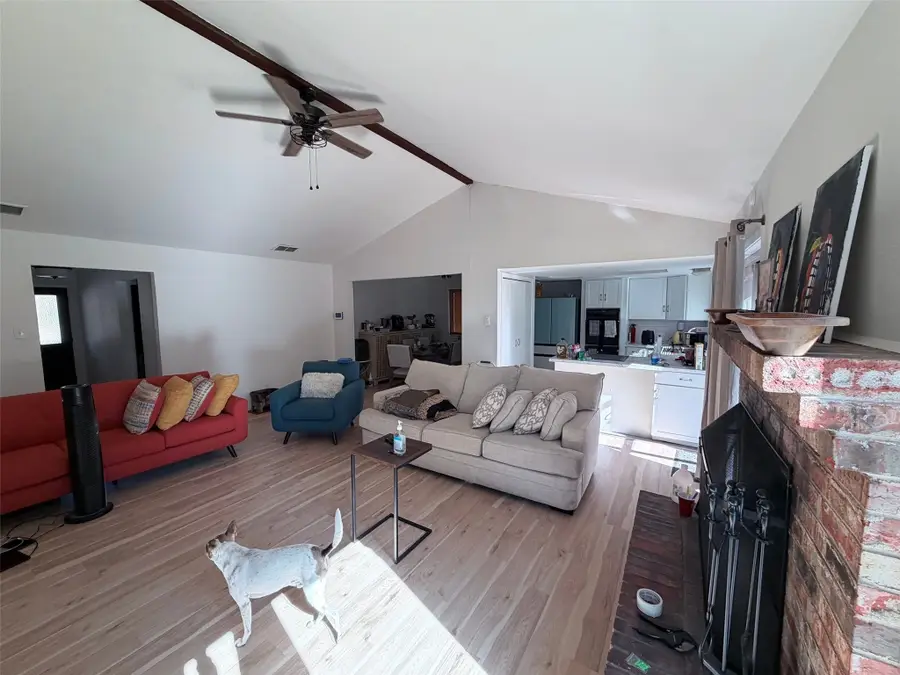 949 Meadowdale Circle, Garland, TX 75043 - Image #3