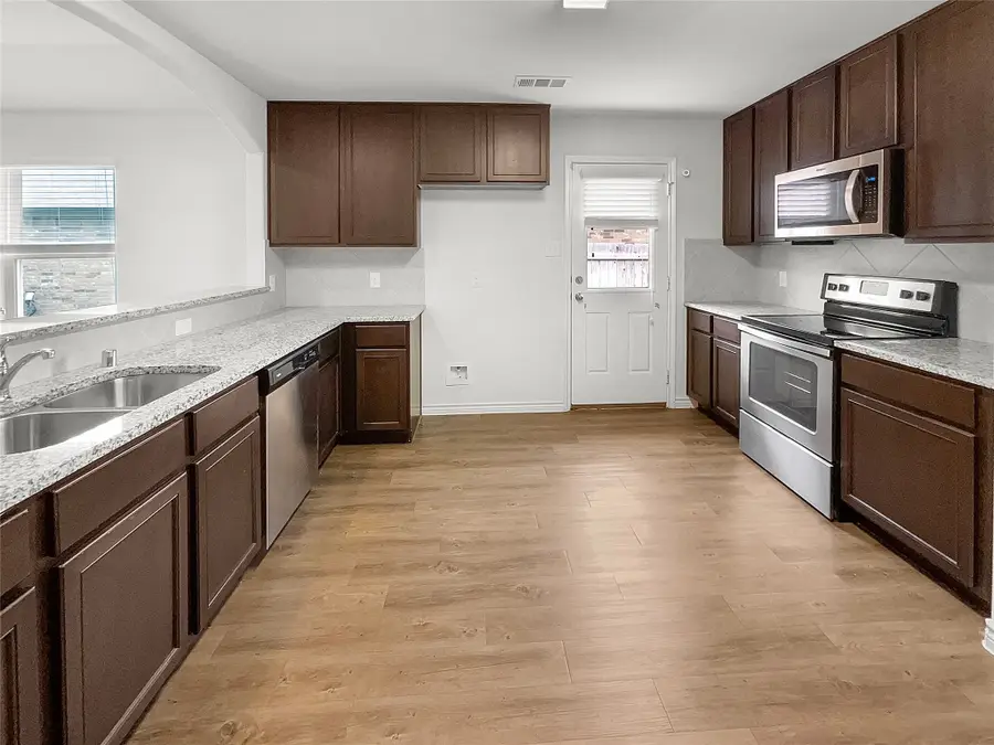 1504 Blue Jay Drive, Ennis, TX 75119 - Image #2