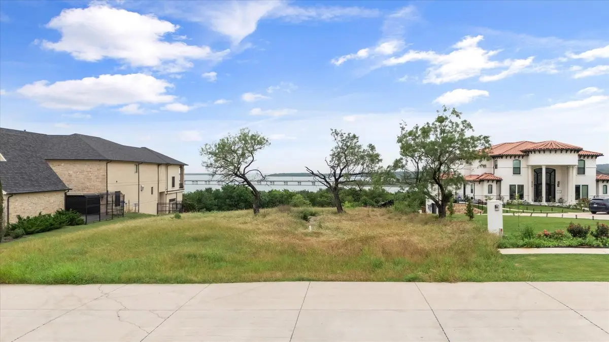 1047 Mallard Pointe Drive, Grand Prairie, TX 75104 - Image #1