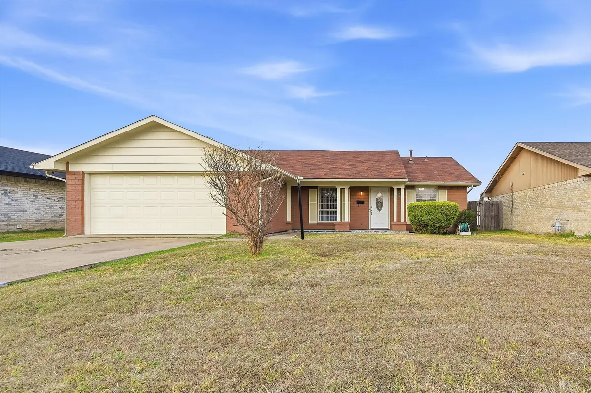 330 W Grenoble Drive, Grand Prairie, TX 75052 - Image #1