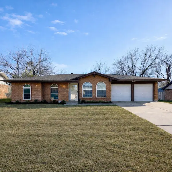 318 NE Michael Drive, Burleson, TX 76028