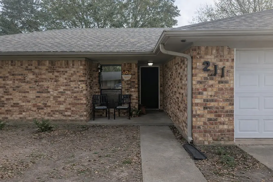211 W Mcafee Drive, Mabank, TX 75147 - Image #2