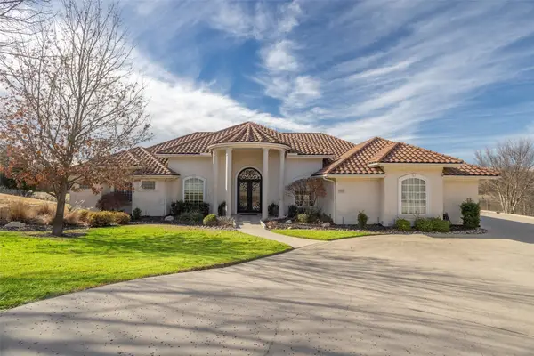 8000 Echo Hills Court S, Benbrook, TX 76126