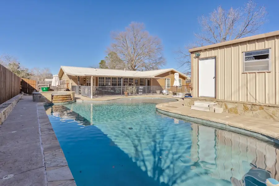 513 Patterson Street, Bowie, TX 76230 - Image #2