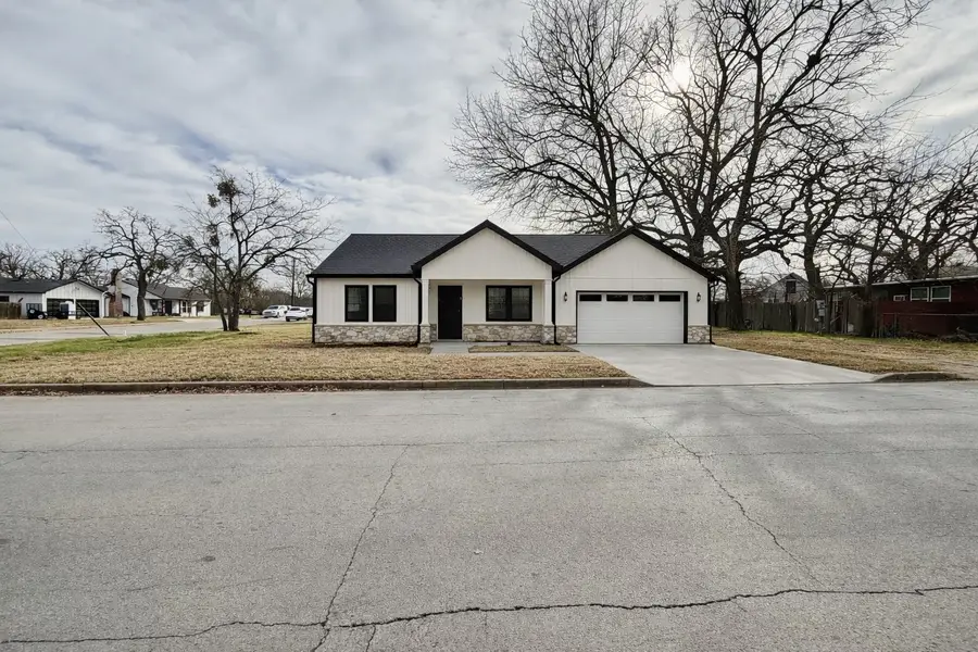 301 NW 23rd Street, Mineral Wells, TX 76067 - Image #2