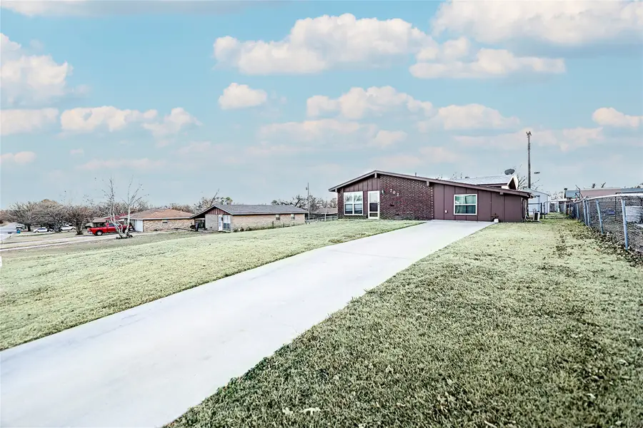 702 E Decatur Street, Bowie, TX 76230 - Image #3