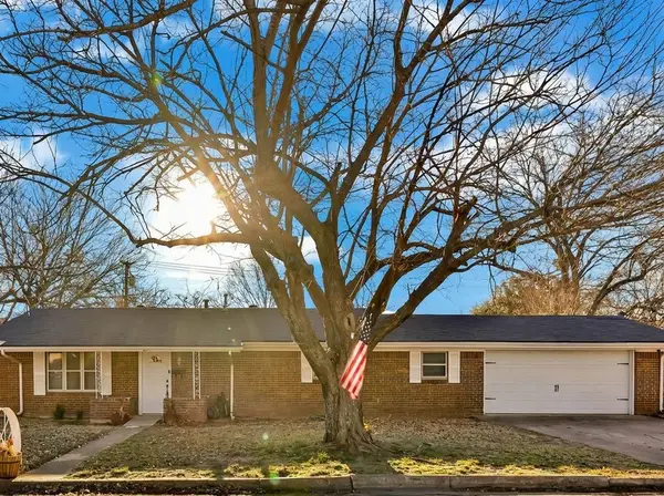 1207 Pebble Street, Bowie, TX 76230