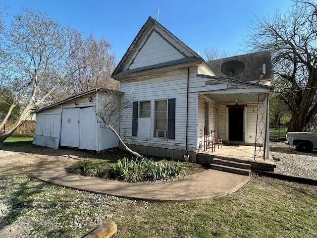 401 E Spruce Street, Whitewright, TX 75491 - #3