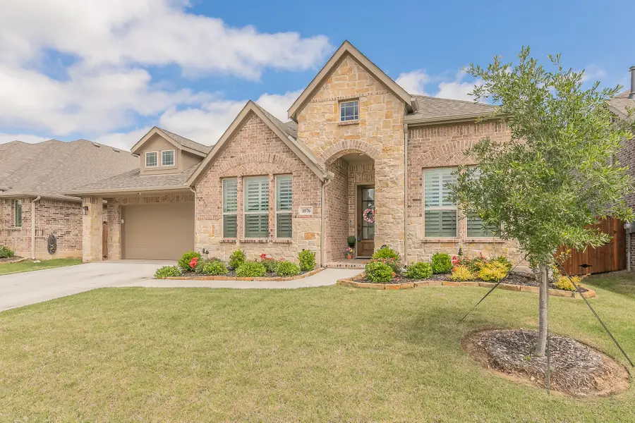 1076 Fleetwood Drive, Justin, TX 76247 - Image #2