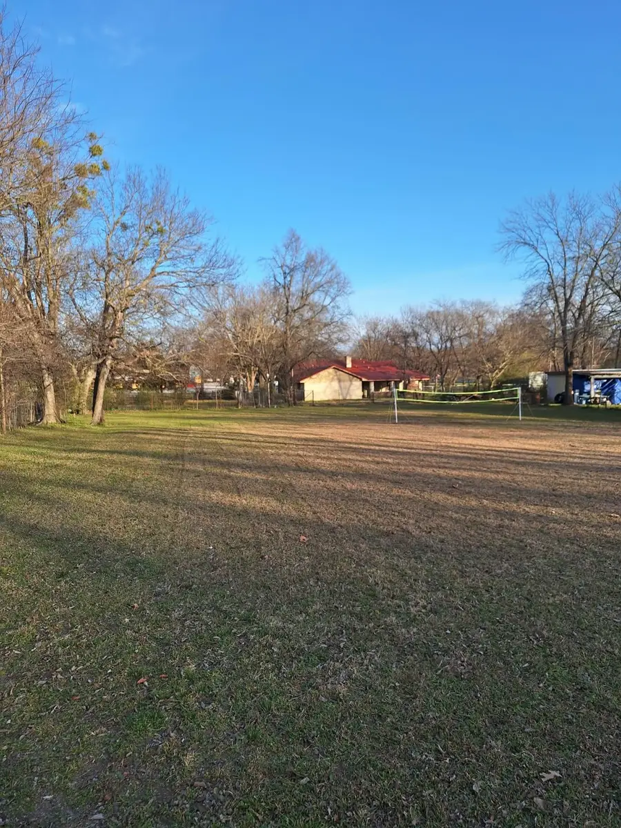 513 S San Antonio Street, Wolfe City, TX 75496 - #3