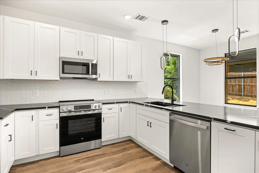 5915 Black Pine Circle, Granbury, TX 76048 - Image #3