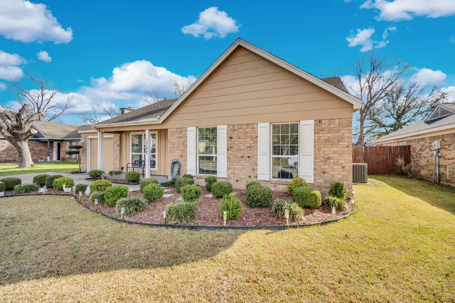 1702 Fieldstone Court, Arlington, TX 76018 - Image #3