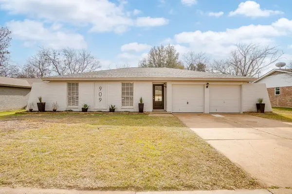 909 Jayellen Court, Burleson, TX 76028