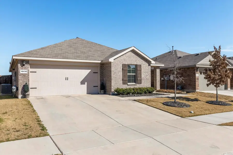 16436 Porterfield Lane, Justin, TX 76247 - Image #2