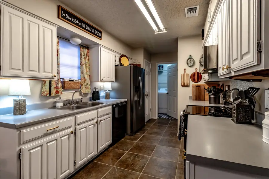 266 E Ridgegate Drive, Garland, TX 75040 - Image #2