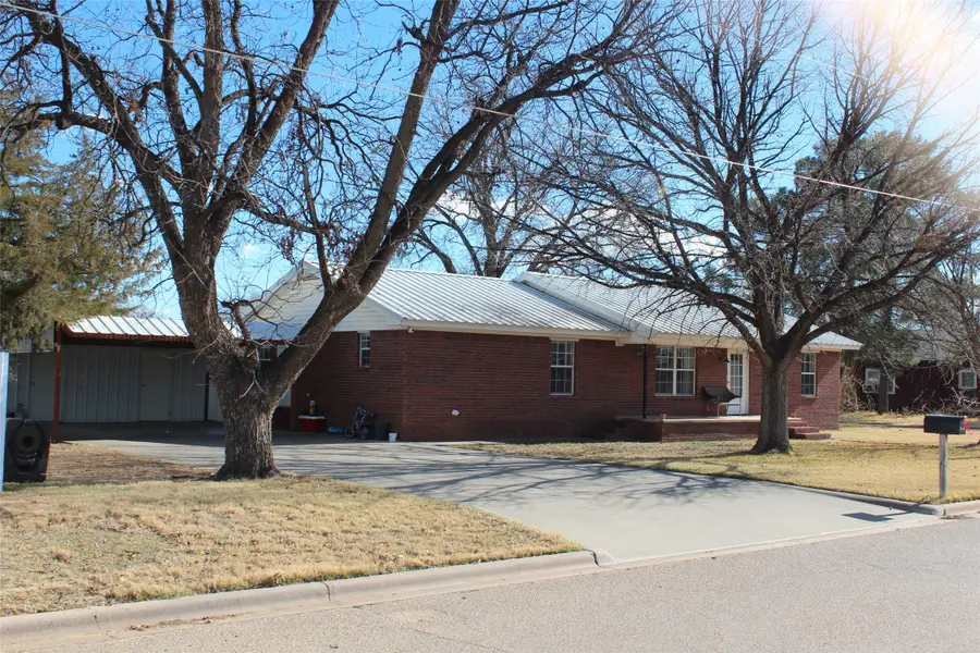 520 N 5th Avenue, Munday, TX 76371 - #3