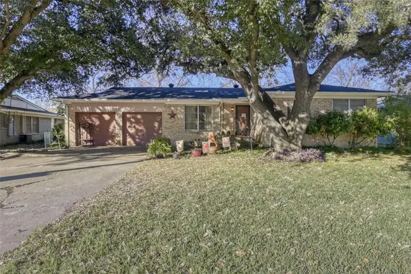 707 Cozby Street N, Benbrook, TX 76126