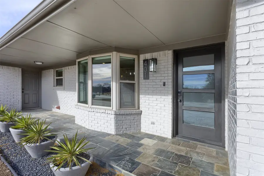 401 Kiowa Drive W, Gainesville, TX 76240 - #2