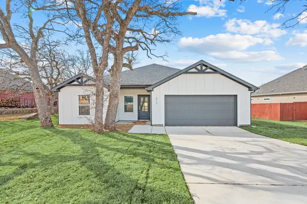 217 Shady Oaks Drive, Runaway Bay, TX 76426