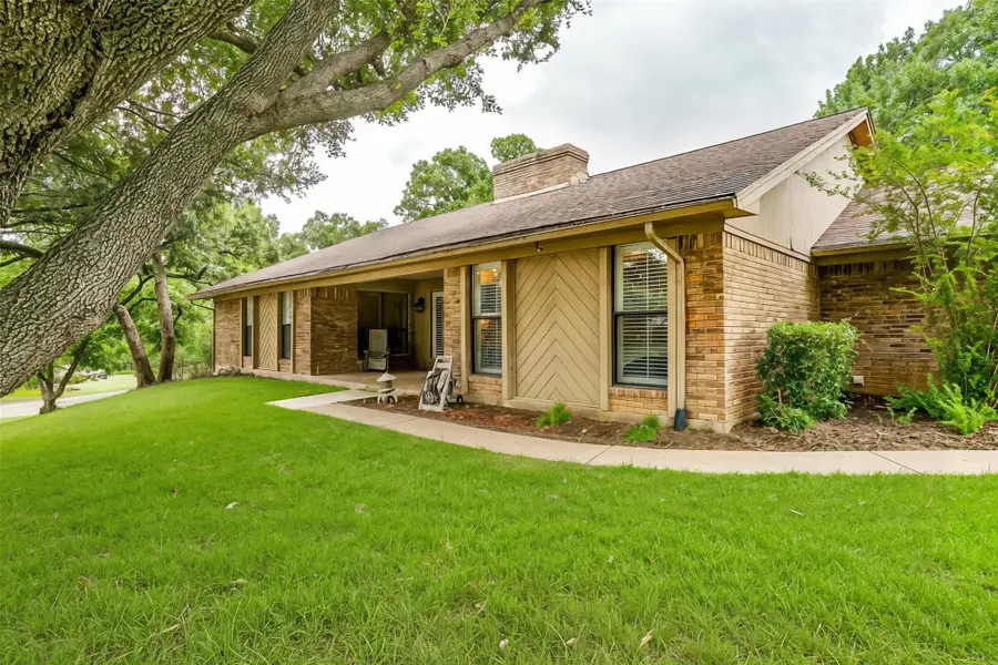 117 Cliffside Drive N, Burleson, TX 76028 - Image #2