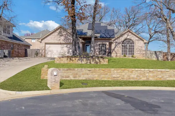 905 Forest Hollow Drive, Hurst, TX 76053