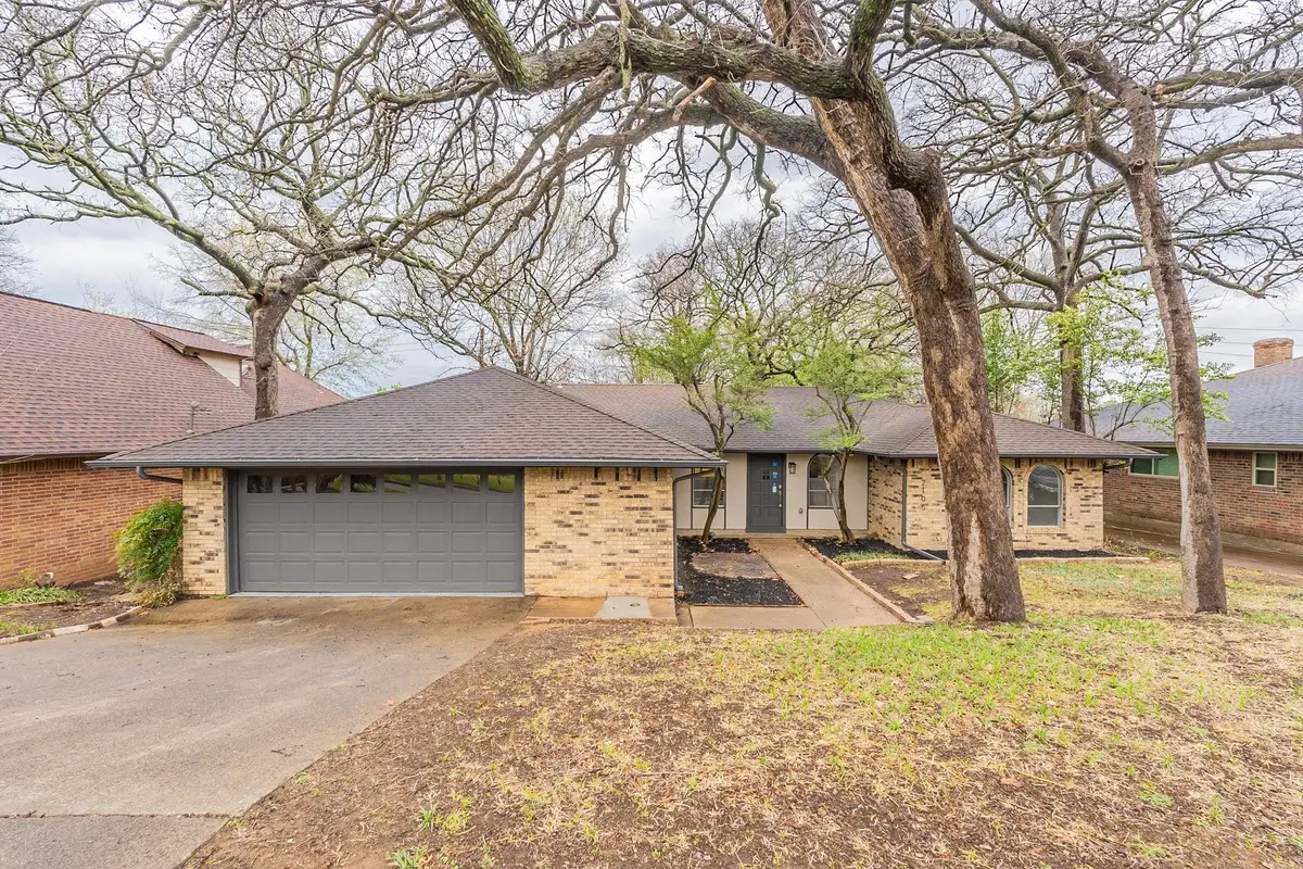 2105 Castle Oaks Drive, Arlington, TX 76012 - Image #1