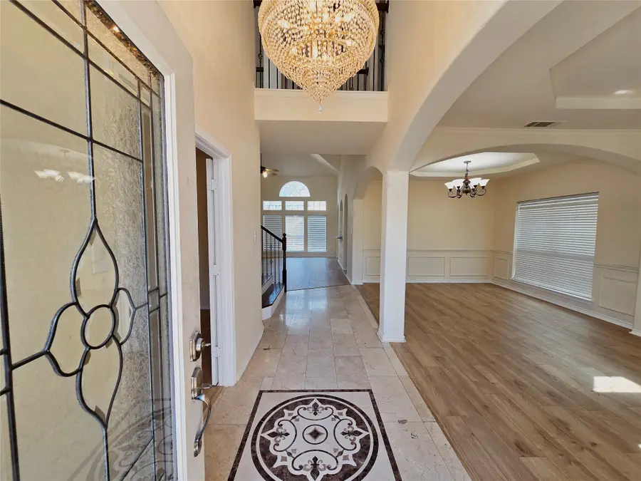 5207 W Cove Way, Grand Prairie, TX 75052 - Image #2