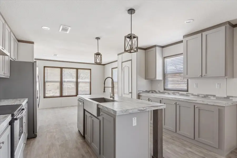 201 N Carpenter Street, Mart, TX 76664 - #3