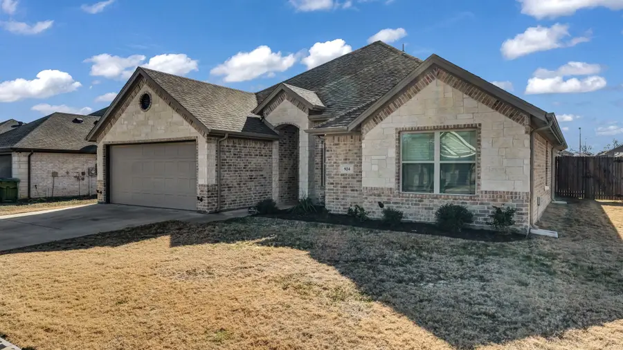 924 E 5th Street, Springtown, TX 76082 - #2