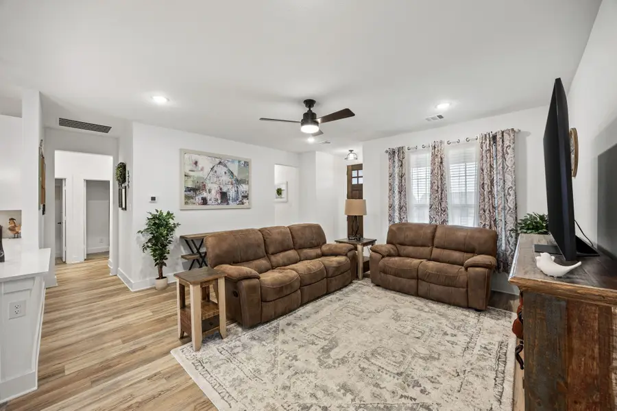 10856 Eva Mae Boulevard, Midlothian, TX 76065 - Image #2