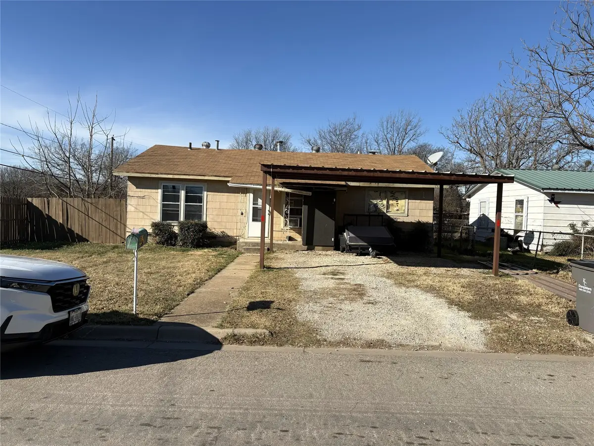 500 N Victory Street, Graham, TX 76450 - Image #1
