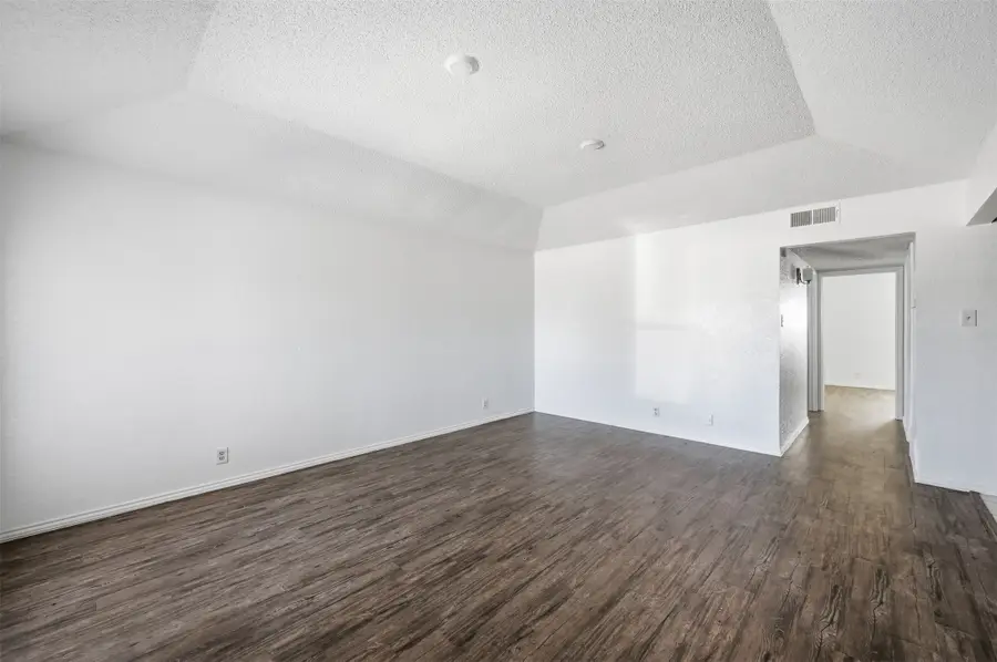 6833 S Creek Drive, Fort Worth, TX 76133 - Image #3