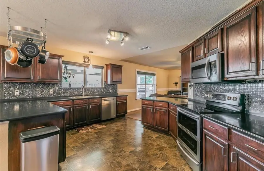 10708 Emerald Park Lane, Fort Worth, TX 76052 - Image #2