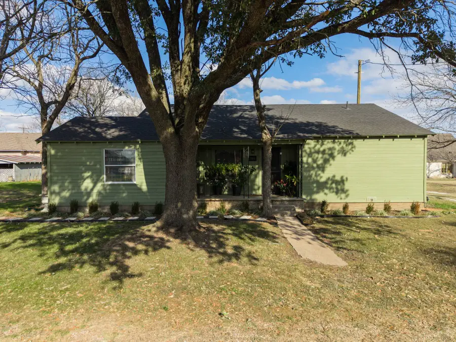304 S 1st Street, Abbott, TX 76621 - #2
