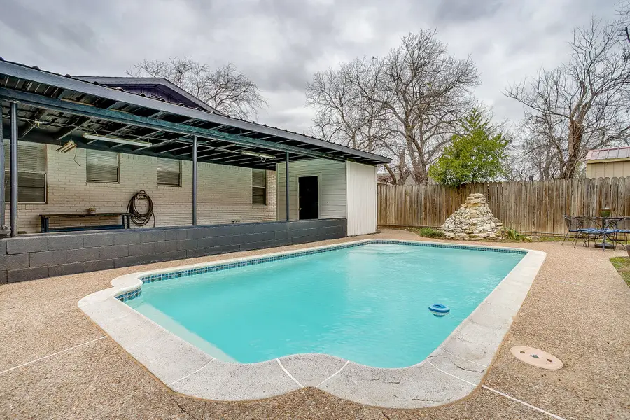 422 W Wilson Street, Cleburne, TX 76033 - Image #2