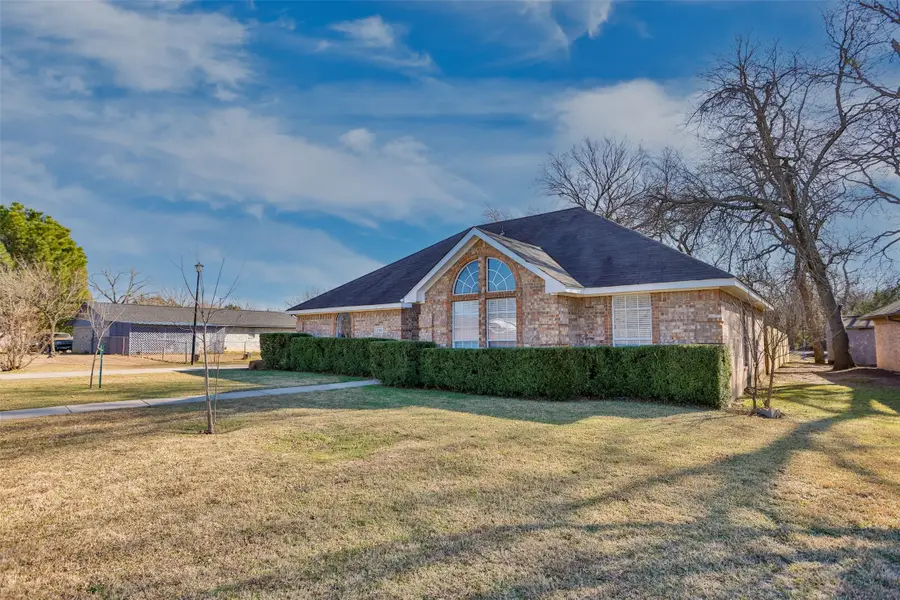 1716 Windsor Drive, Gainesville, TX 76240 - Image #2