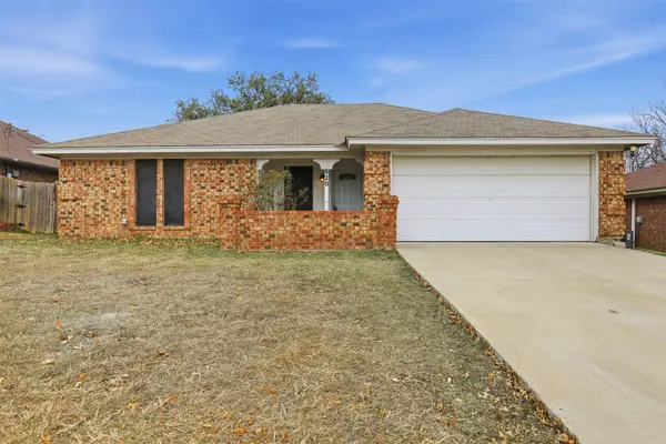 820 Nicole Drive, Burleson, TX 76028