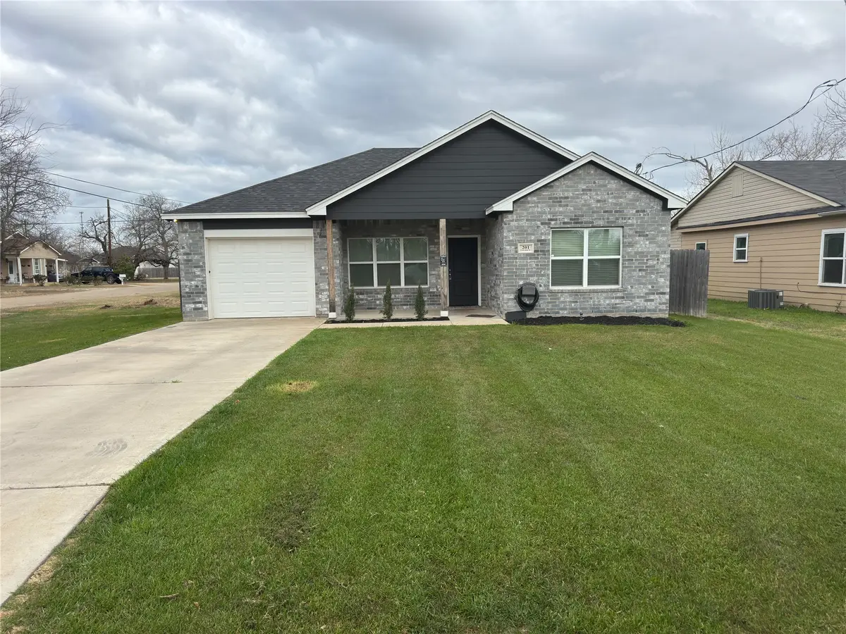 201 E 6th Street, McGregor, TX 76657 - Image #1