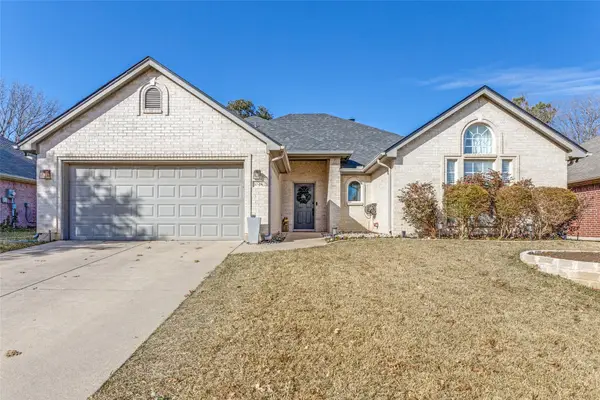 1048 Roundrock Drive, Saginaw, TX 76179