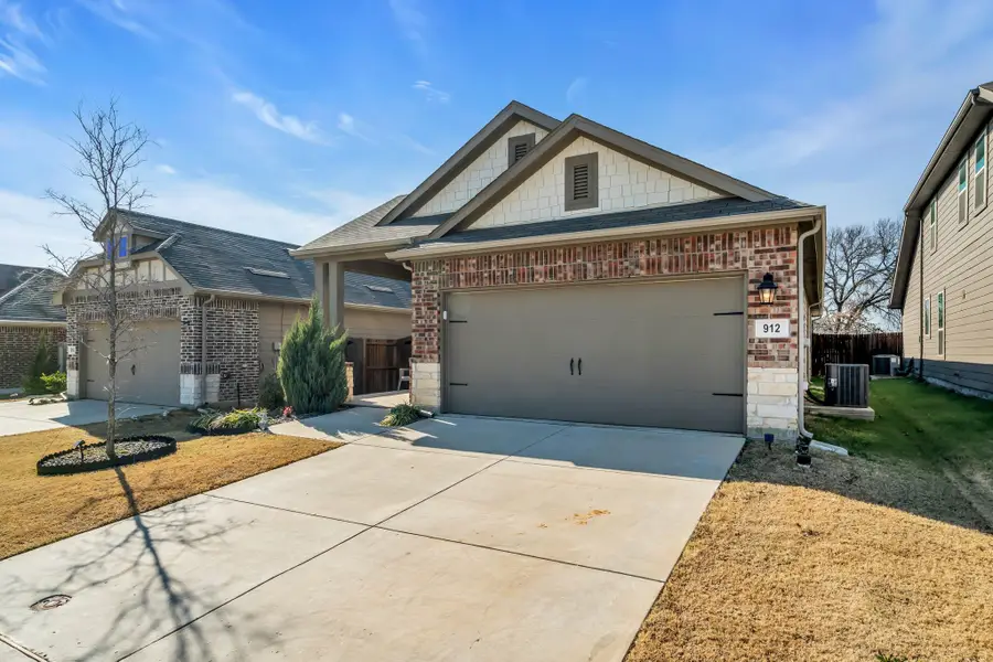 912 Crockett Street, Aubrey, TX 76227 - Image #2