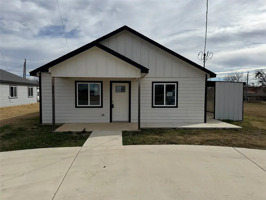 303 Ussery Street, Bowie, TX 76230 - Image #2