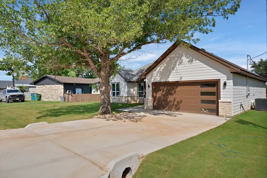 206 Lakeview Drive, Runaway Bay, TX 76426 - #2