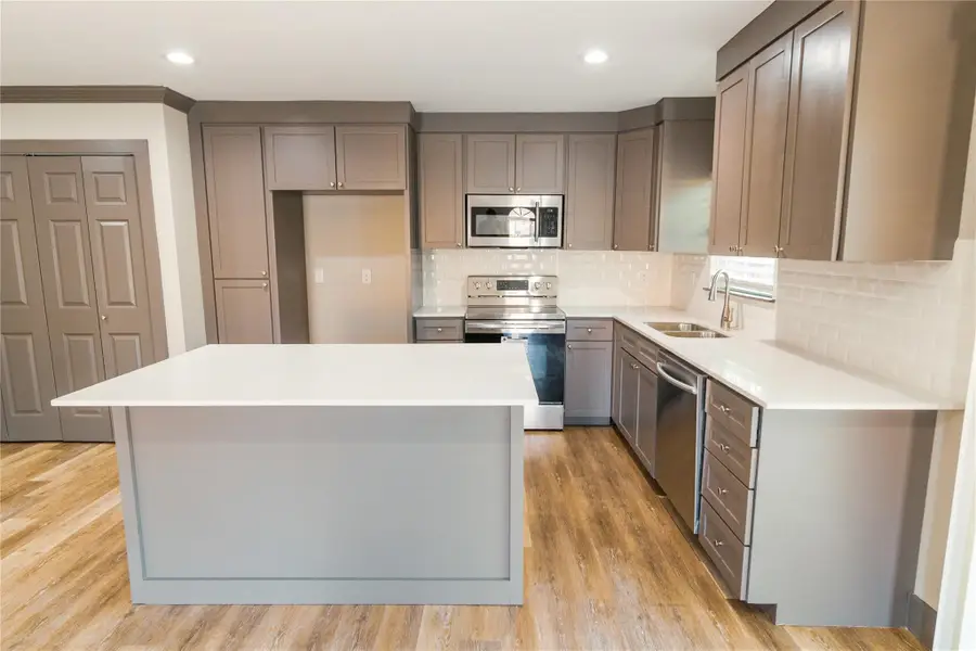 309 S Holiday Drive, Grand Prairie, TX 75052 - #2