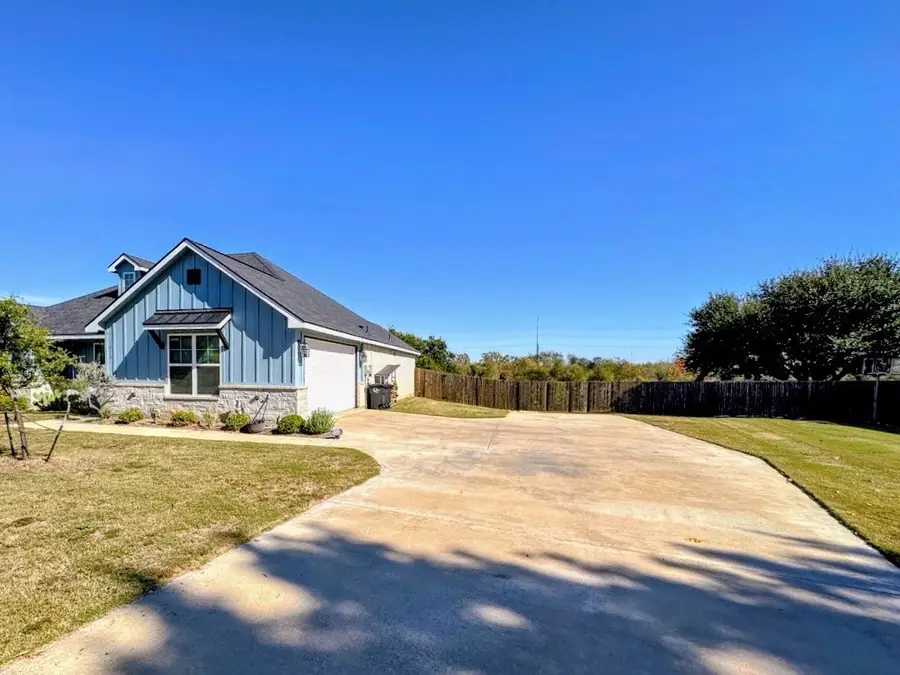 1535 Bent Creek Drive, Cleburne, TX 76033 - Image #2