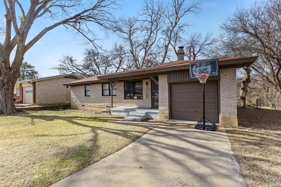 1206 Hillside Drive, Grand Prairie, TX 75051 - Image #3