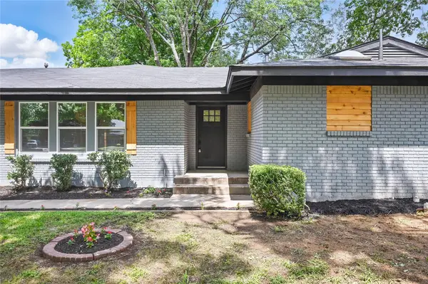 512 Shadowbrook Lane, Hurst, TX 76053