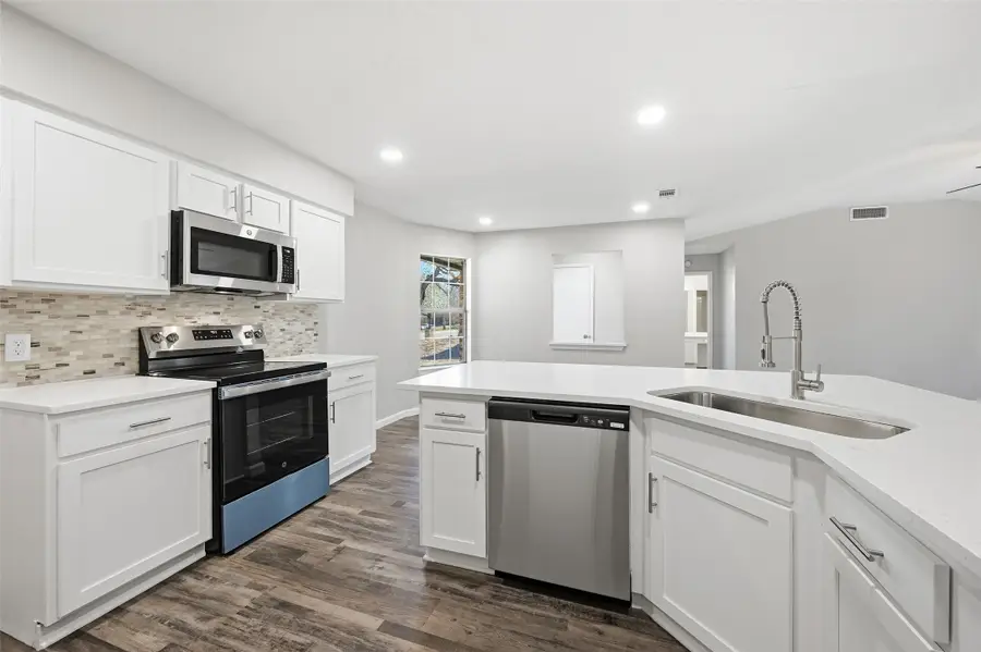 705 Timberoaks Drive, Azle, TX 76020 - Image #3